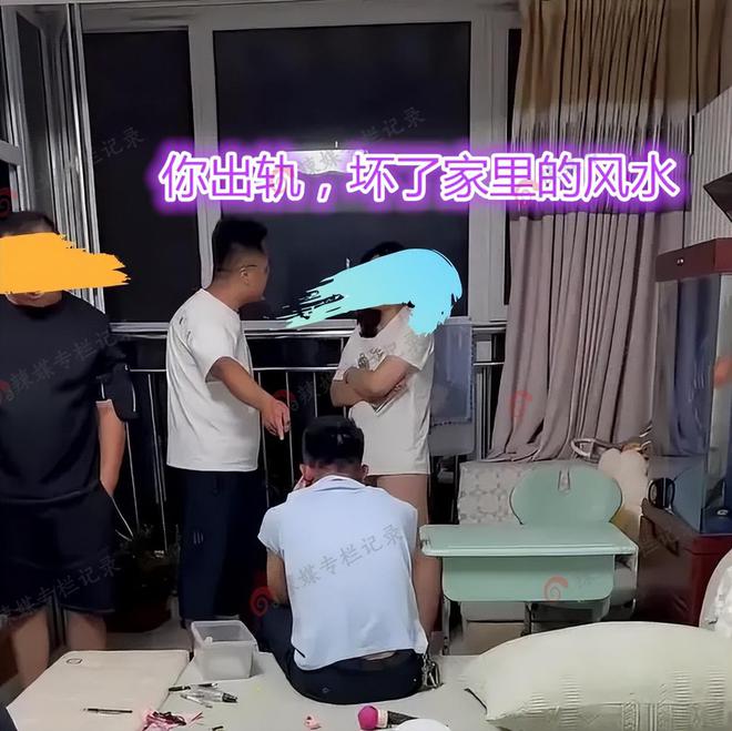 夫从阳台拖出男子：破坏了我家的风水爱游戏平台广东：女子在家中出轨丈(图2)