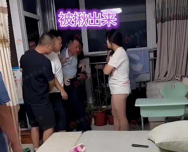 夫从阳台拖出男子：破坏了我家的风水爱游戏平台广东：女子在家中出轨丈(图5)